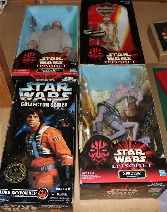 13 Star Wars figures, a poster, magazines & 2 others(-)